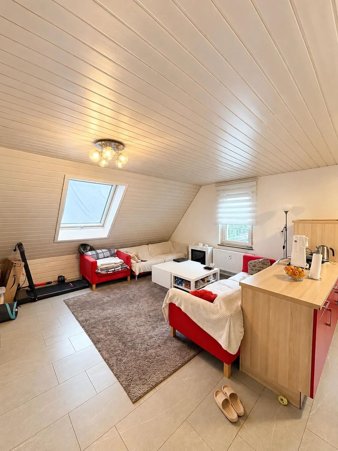 Großzügiges, lichtdurchflutetes Wohnzimmer in Wohnung 1